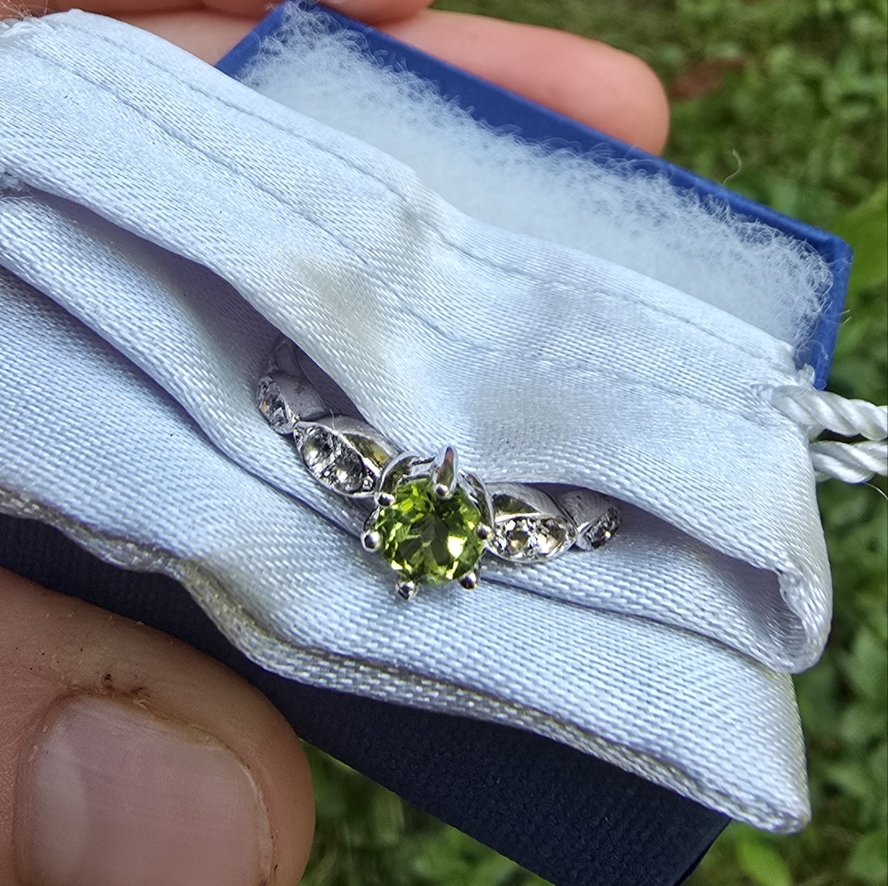 Elegant Silver Ring with Peridot Gemstone - Picture 3 of 3